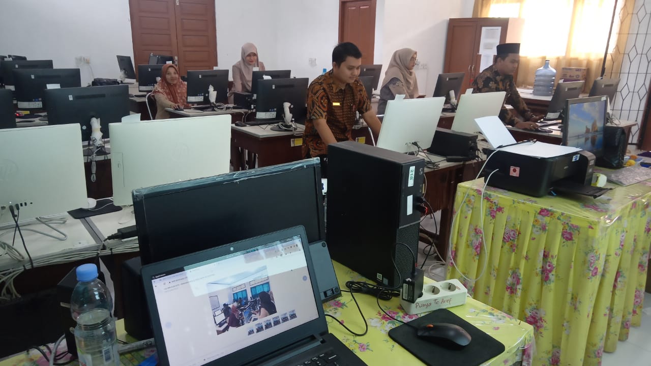 Workshop Penggunaan Website Sekolah SMP Negeri 34 Padang